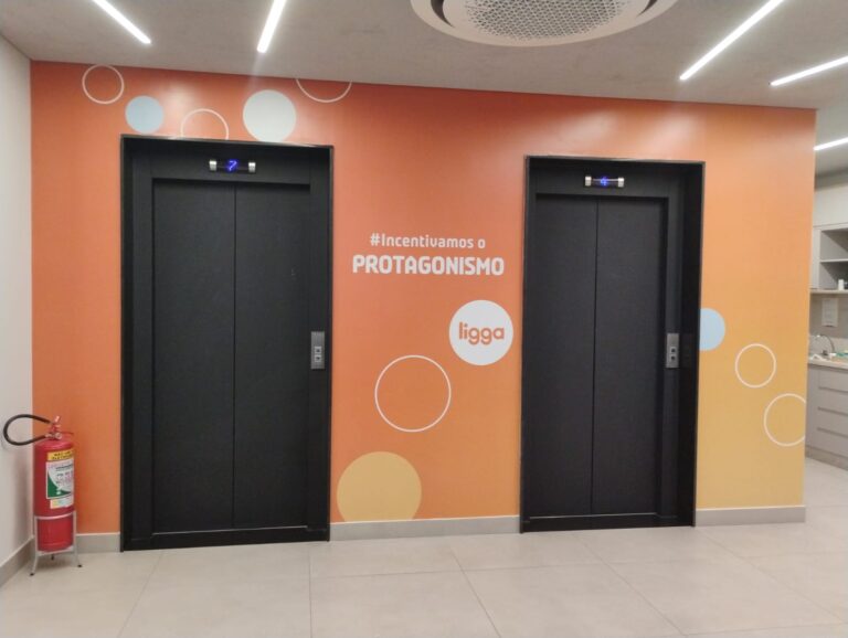 plotagem de adesivo em parede com impressão digital